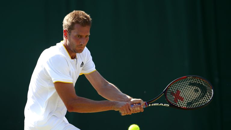 Florian Mayer setzt sich in drei Sätzen gegen Andrej Kusnezow durch.