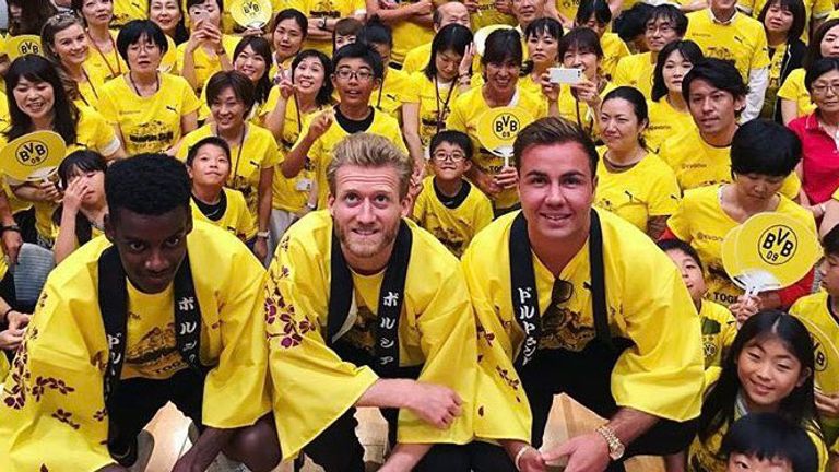 Alex Isak, Andre Schürrle und Mario Götze machen auch im Kimono eine gute Figur. Quelle: instagram @gotzemario