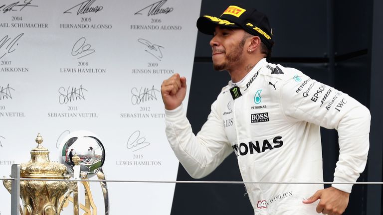 Er ist wieder da! Lewis Hamilton lässt sich auf dem Podium feiern.