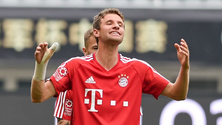 Thomas Müller hadert mit einer vergebenen Chance. 