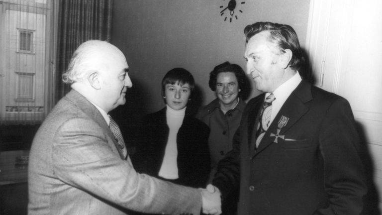 Als erster Handball-Spieler erhält Kempa 1977 das Bundesverdienstkreuz am Bande, überreicht von Göppingens Oberbürgermeister Dr. Herbert König.