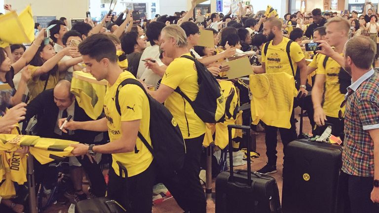 Die BVB-Spieler müssen gleich nach der Ankunft in Japan zur Autogrammstunde antreten. Quelle: twitter @Sky_Sascha