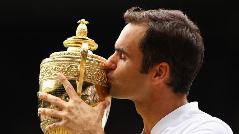 In Wimbledon gibt Federer keinen einzigen Satz ab und gewinnt seinen achten Titel beim traditionsreichsten Turnier der Welt. Im Finale lässt der Schweizer dem Kroaten Marin Cilic beim 6:3, 6:1 und 6:4 keine Chance. 