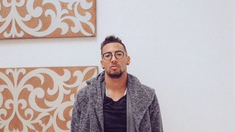 Dass Jerome Boateng auf dem Platz auffällt, war jedem klar. Dass er aber das aber auch in seiner Freizeit tut... war es eigentlich auch.