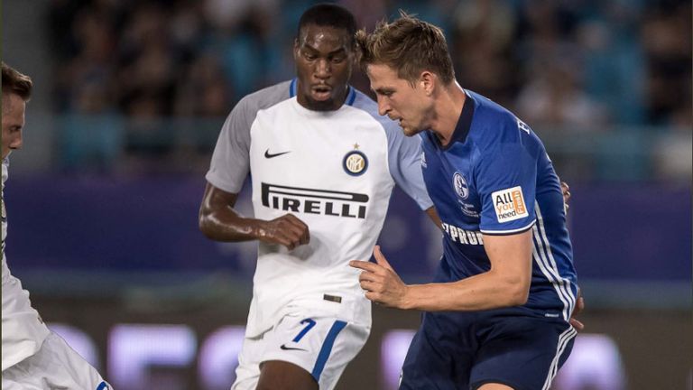 Schalke und Inter liefern sich ein hitziges Duell. Quelle: twitter @s04