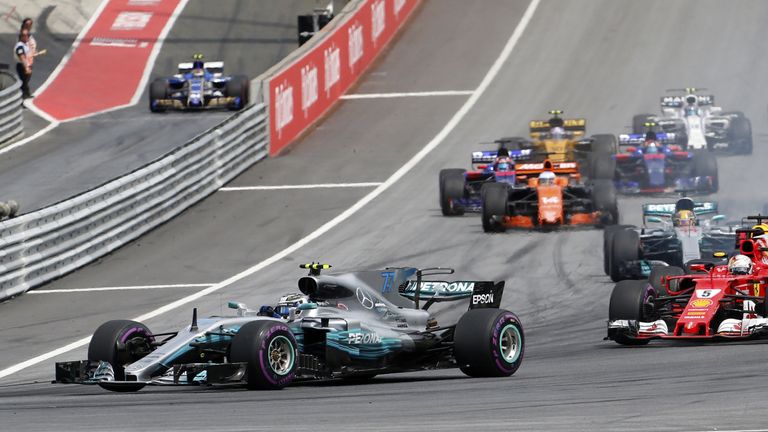 Von Beginn an fährt Valtteri Bottas an der Spitze.