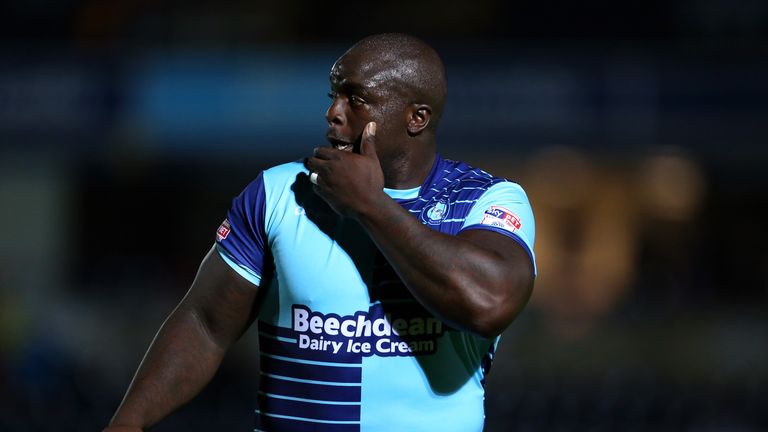 Der vielleicht dickste Fußballer der Welt verdient in Englands vierter Liga sein Geld. Adebayo Akinfenwa ist bei den Wycombe Wanderers aktiv.