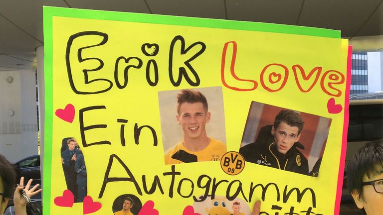 Erik Durm erfreut sich großer Beliebtheit in Japan. Quelle: twitter @Sky_Sascha