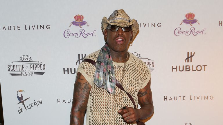 Dennis Rodman präsentiert sich im Survival-Look auf dem Roten Teppich. Wer kann der kann.