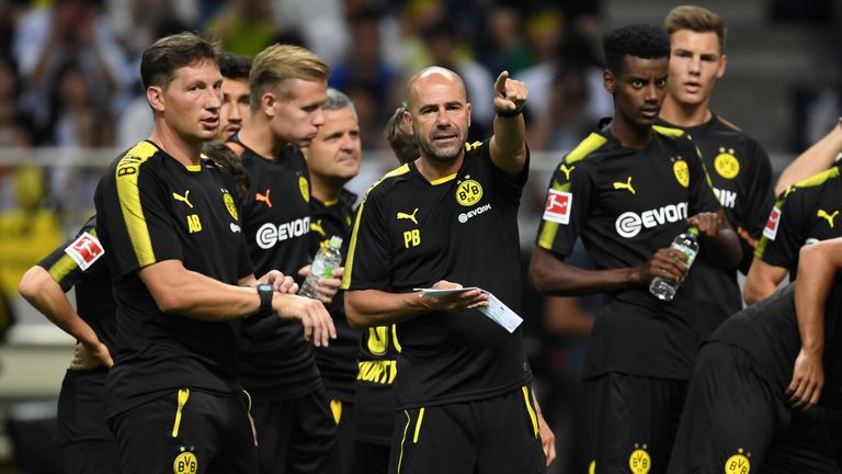 BVB-Trainer Peter Bosz gibt im Training taktische Anweisungen. 