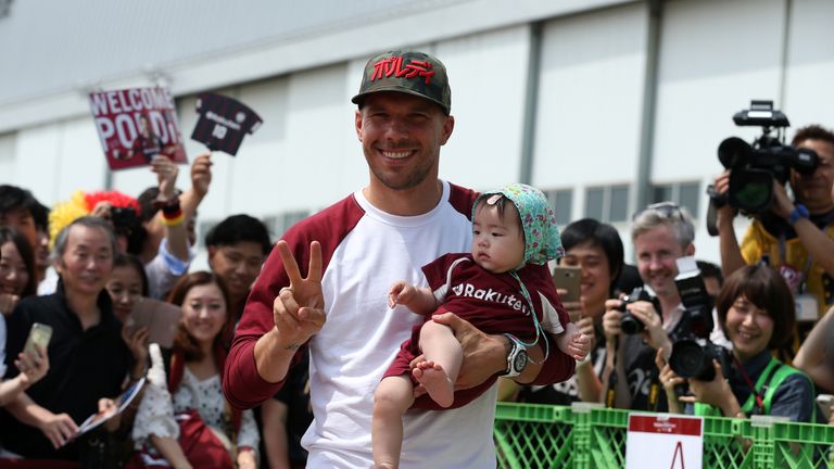 Spontanes Shooting bei seiner Japan-Ankunft. Der zweifache Vater bekam ein Kind auf den Arm gesetzt.