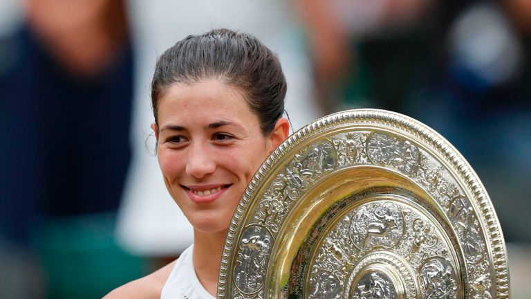 Garbine Muguruza mit der silbernen Venus Rosewater Dish.