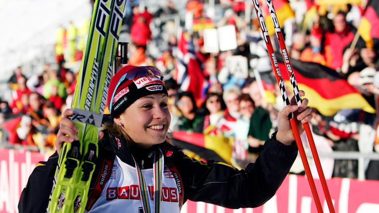 2007 nahm Neuner an ihren ersten Weltmeisterschaften - und sorgte für einen Paukenschlag. In Antholz gewann sie den WM-Titel im Sprint.