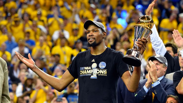 Kevin Durant bleibt Golden State offenbar erhalten.