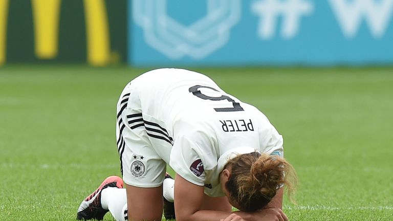 Babette Peter ist nach dem Apfiff am Boden zerstört. Nach sechs Titeln in Folge nimmt die EM in Rotterdam ein bitteres Ende.