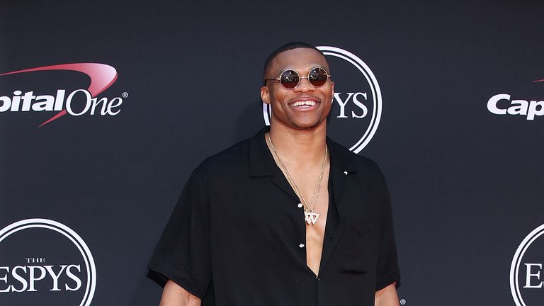 Im Schlabber-Look präsentiert sich Westbrook den Fotografen: Kommt er direkt vom Training?