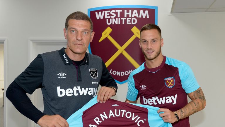 Arnautovic und Trainer Bilic präsentieren das neue Trikot des Österreichers