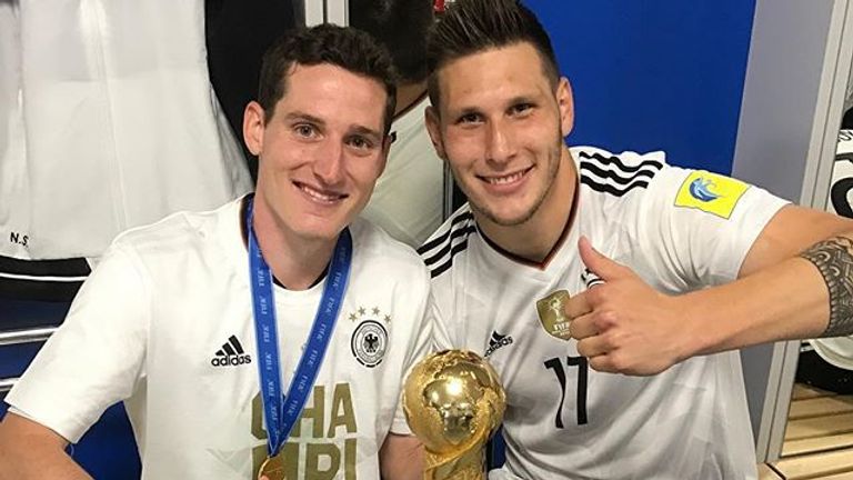 Sebastian Rudy und Niklas Süle zeigen stolz den Pokal. Quelle: Instagram @rudy_sebastian6