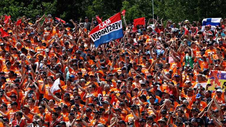 Niederländische Formel-1-Fans feuern Max Verstappen in Spielberg an.