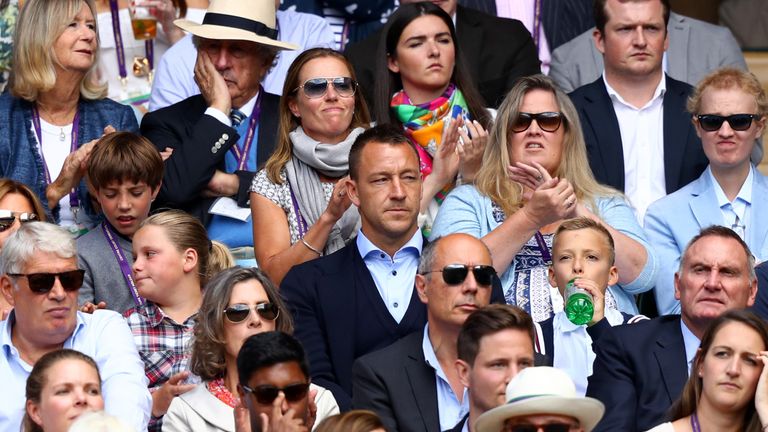 John Terry bleibt in der Zuschauermenge von Wimbledon nicht unentdeckt.