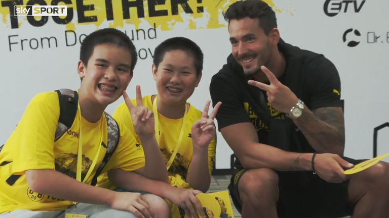 Auf der Asien-Reise des BVB posiert Torwart Roman Bürki mit chinesischen Fans.