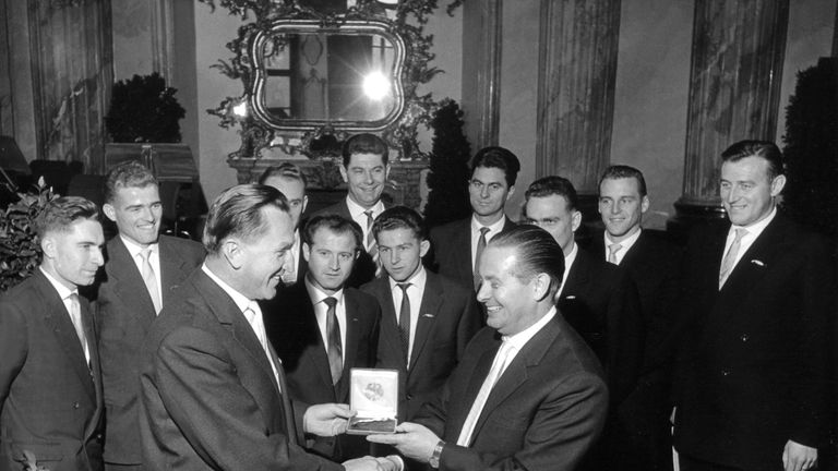 1959 überreicht Willi Daume, Präsident des Deutschen Sportbundes, dem Frisch-Auf-Kapitän Kempa das Silberne Lorbeerblatt. Im Hintergrund: das Team von Fisch Auf Göppingen. 
