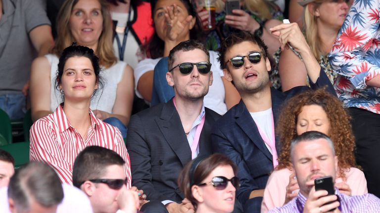 Pixie Geldof, Tochter von Sir Bob Geldof, kommt mit George Barnett und Douglas Booth zum Turnier.