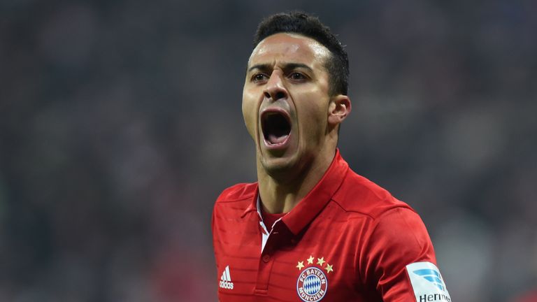 Thiago verteidigt die Transferpolitik des FC Bayern.