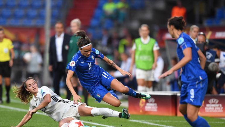 Dominant, aber eine enge Kiste: Die DFB-Damen sind gegen Italien unter Zugzwang.