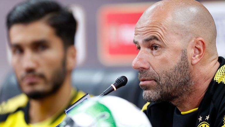 Trainer Peter Bosz zeigt sich bisher zufrieden. Im Hintergrund: Nuri Sahin.