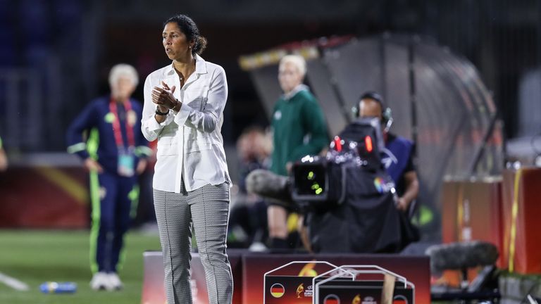 Steffi Jones schlägt Alarm.