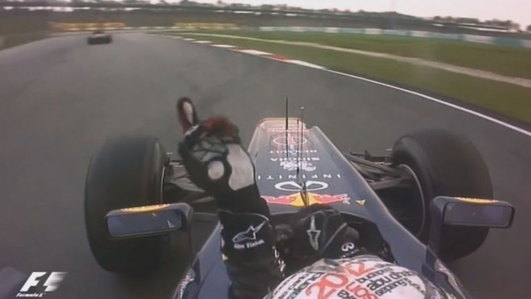 Sebastian Vettel zeigt Narain Karthikeyan den Mittelfinger.