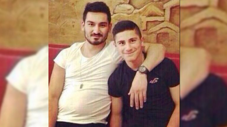 Was mit einem Profi-Körper passiert, der aus medizinischen Gründen keinen Sport treiben kann, konnte man 2014 eindrucksvoll an Ilkay Gündogan sehen. Der Dortmunder plagte sich mehr als ein Jahr lang mit einer hartnäckigen Rückenverletzung und sammelte in dieser Zeit fleißig Pfunde.