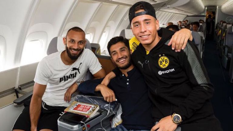 Ömer Toprak, Nuri Sahin und Emre Mor lassen es sich während des elf Stunden langen Fluges gut gehen. Quelle: instagram @toprak.oemer