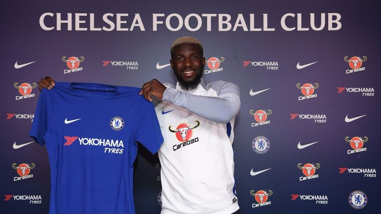 Tiemoue Bakayoko mit seinem neuen Chelsea-Trikot. Er trägt die Nummer 14.