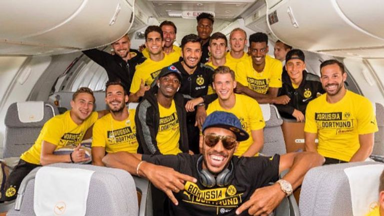 Das Team von Borussia Dortmund reist bester Laune nach Japan. Quelle: instagram @_erik37durm