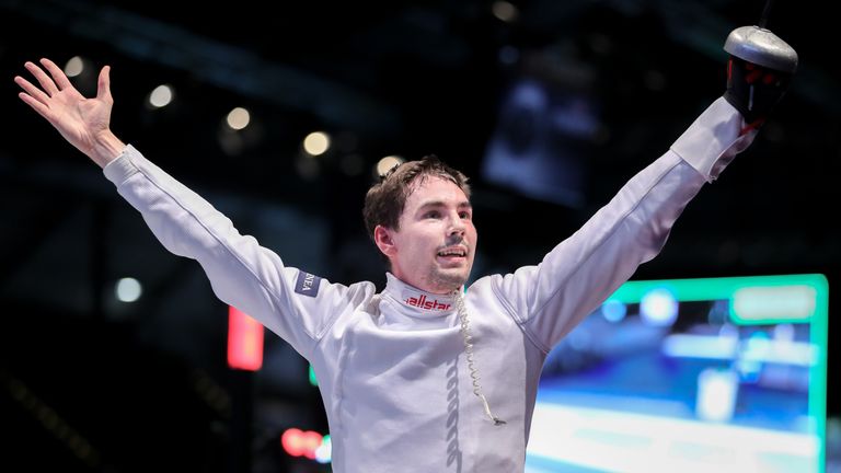 Der Degenfechter Richard Schmidt aus Deutschland jubelt über Bronze.