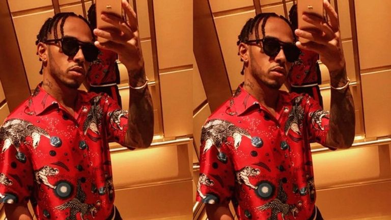 Doppelter Lewis: Im Ferrari-Rot präsentiert sich Mercedes-Pilot Hamilton - gleich doppelt.