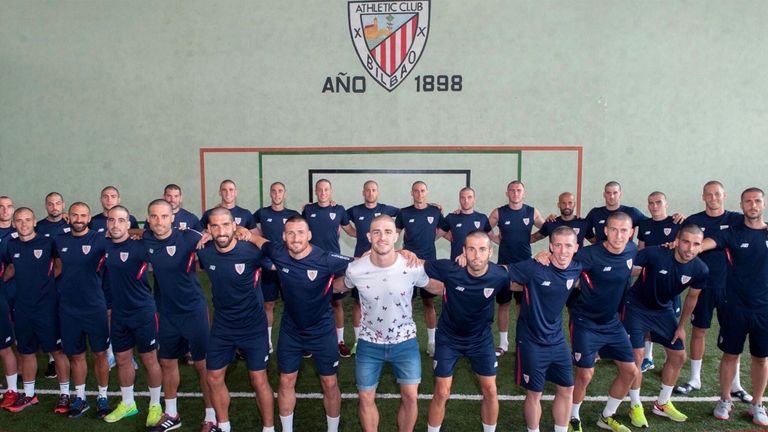 Die Spieler von Atletic Bilbao haben sich aus Solidarität zu ihrem an Krebs erkrankten Teamkollegen Yeray Álvarez  die Haare abrasieren lassen. (Twitter: @IkerMuniain10)