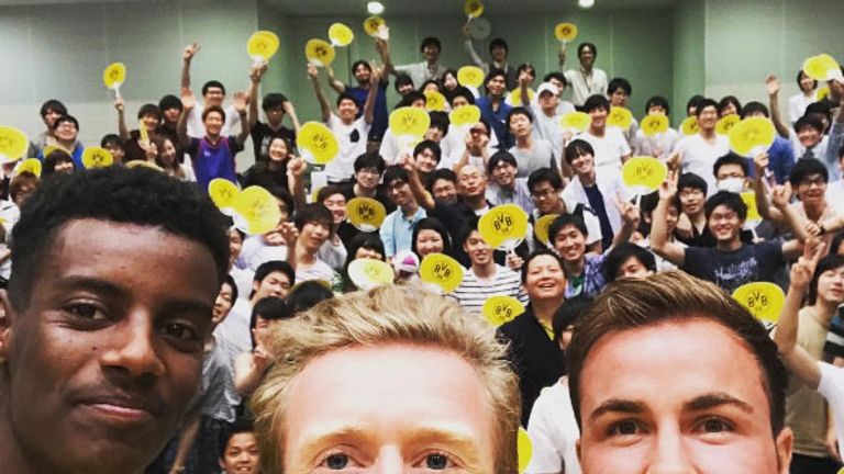 Der BVB wird bei seiner Ankunft in Japan von mehr als 500 Fans am Flughafen Tokio empfangen. Sky Sport zeigt die besten Bilder der Ankunft.