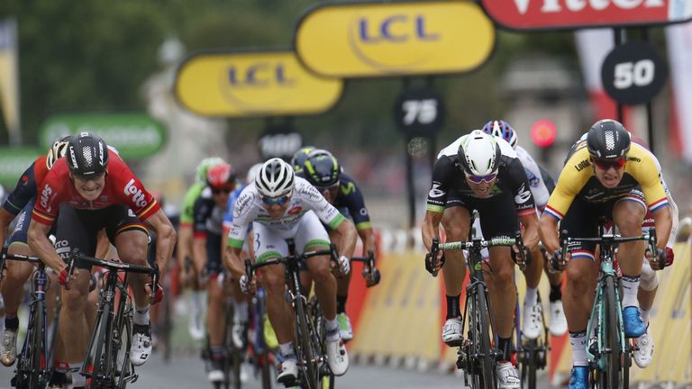 Andre Greipel (ganz links) zieht im Sprint gegen Dylan Groenewegen (ganz rechts) den Kürzeren.