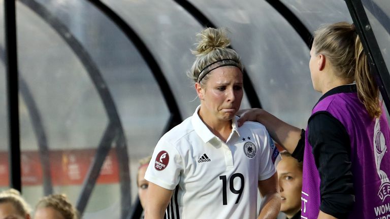 Muskelfaserriss beim Auftakt! Stürmerin Svenja Huth kann frühstens zum hypothetischen Halbfinale wieder mitmischen.