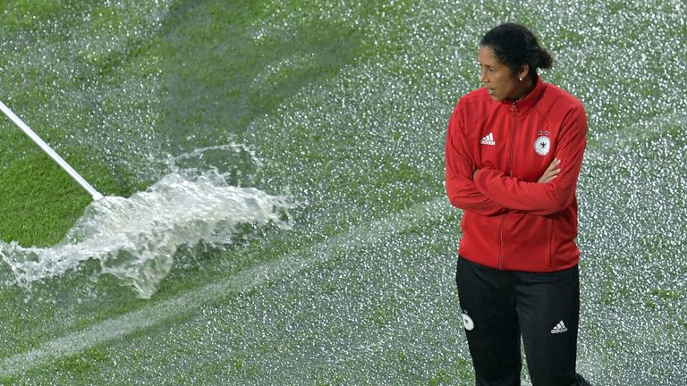 Sintflutartige Regenfälle: Das Viertelfinale zwischen Deutschland und Dänemark steht auf der Kippe.