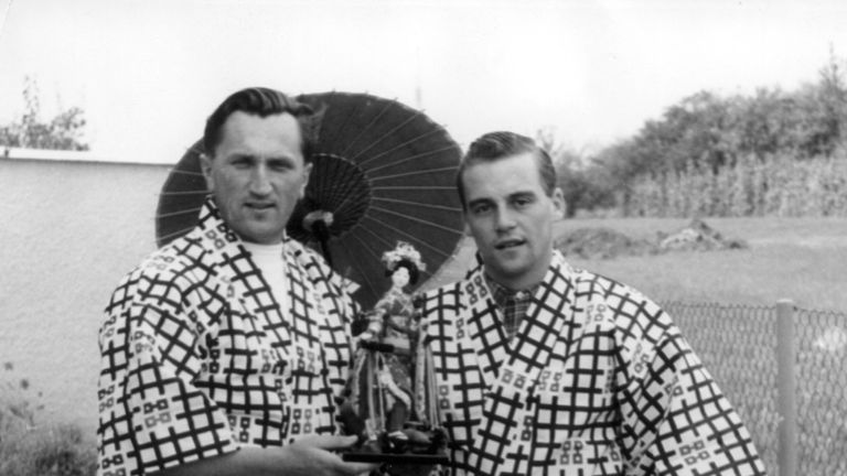 Nach einer Japan-Reise 1956 präsentieren sich die beiden Frisch-Auf-Spieler Kempa und Horst Singer in japanischen Kimonos.