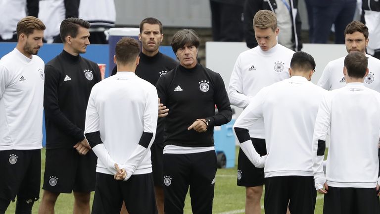 Joachim Löw stimmt die Mannschaft beim Abschlusstraining auf das Finale ein.