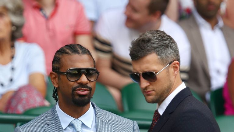 Profiboxer David Haye kommt mit seinem Kollegen Carl Froch an den heiligen Rasen.
