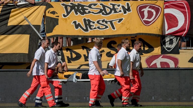 Pascal Testroet verletzt sich am 1. Spieltag schwer.