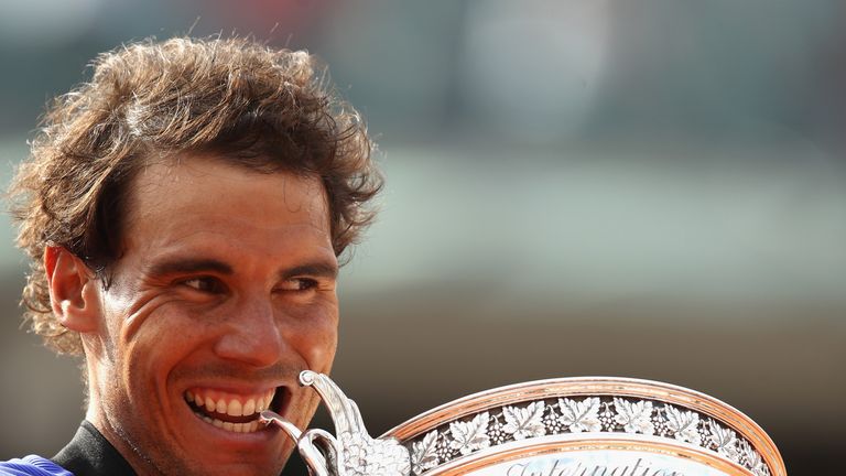 Wenige Wochen zuvor heißt der Dominator noch Rafa Nadal. Der Spanier gibt bei seinem zehnten (!) French-Open-Titel ebenfalls keinen Satz ab. Im Finale ist Federers Landsmann Stan Wawrinka chancenlos. Nadal gewinnt mit 6:2, 6:3 und 6:1.