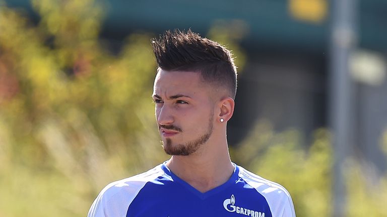 Donis Avdijaj beim Training des FC Schalke 04.