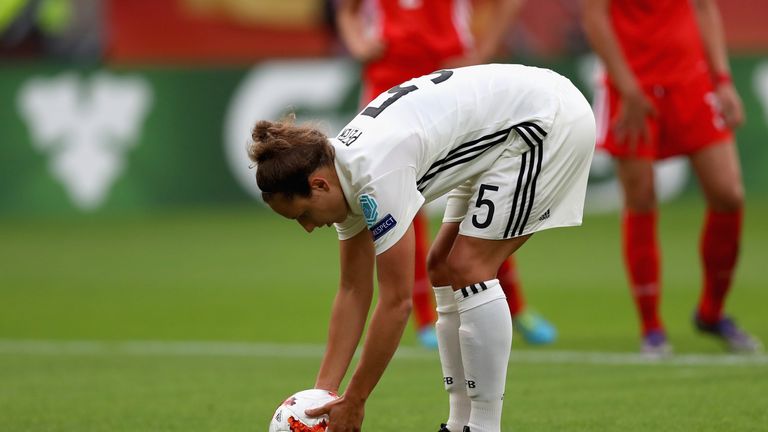 Babett Peter trifft gegen Russland per Elfmeter und feiert damit ihren zweiten Treffer im Turnier.